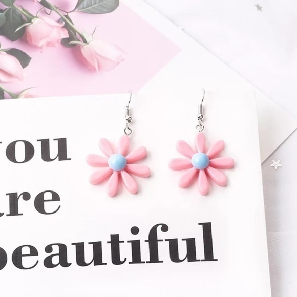 3/$30 💗 Acrylic Sunflower Earrings - Picture 1 of 2